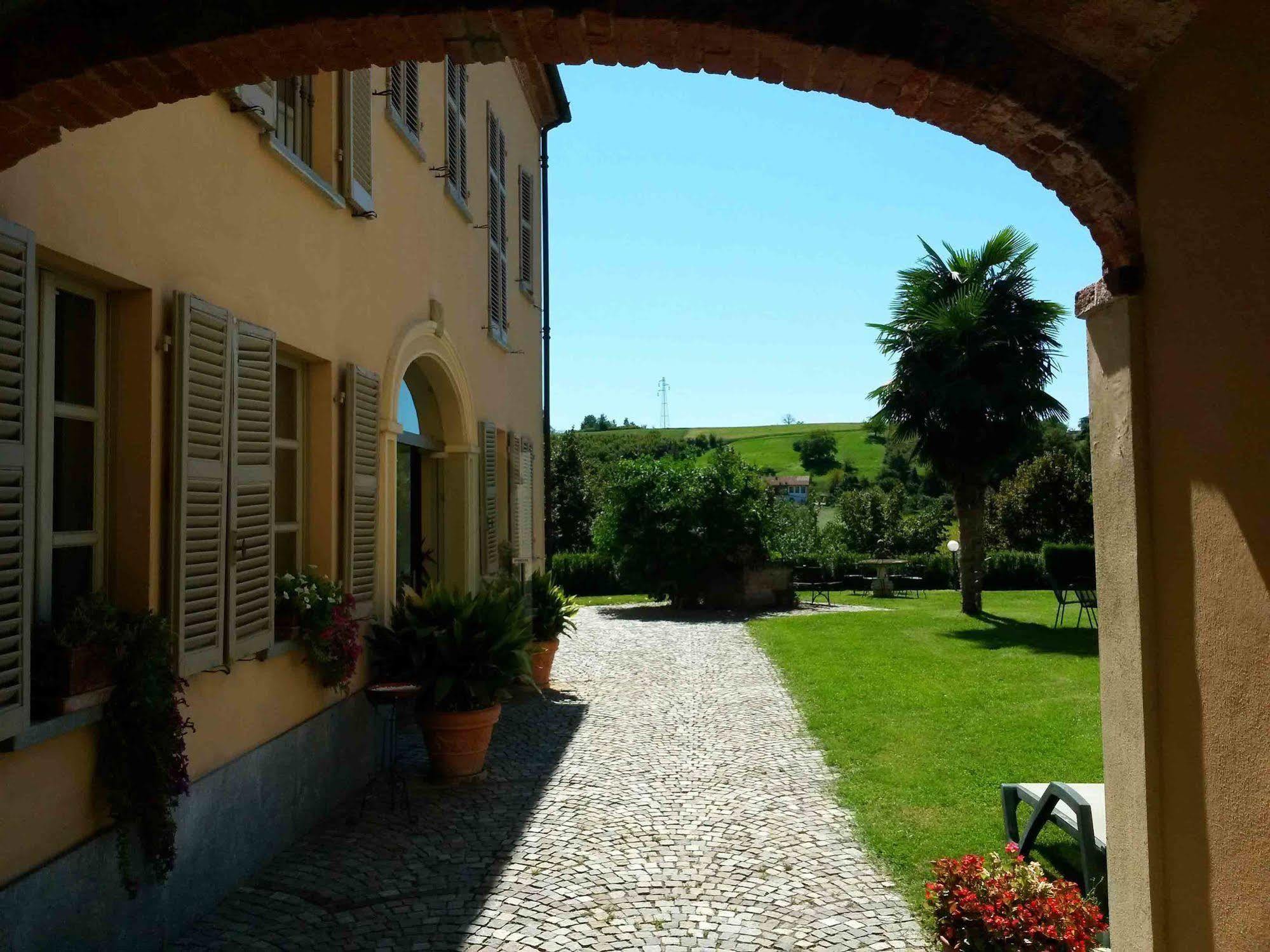 La Regibussa - Hotel Ristorante Asti Exteriör bild